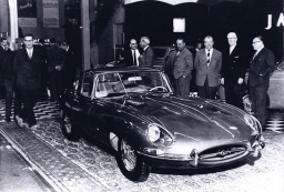 JDCS_News_0361_E-Type_885005_am_Genfer_Salon_1961_Lyons_Uhlenhaut_kl